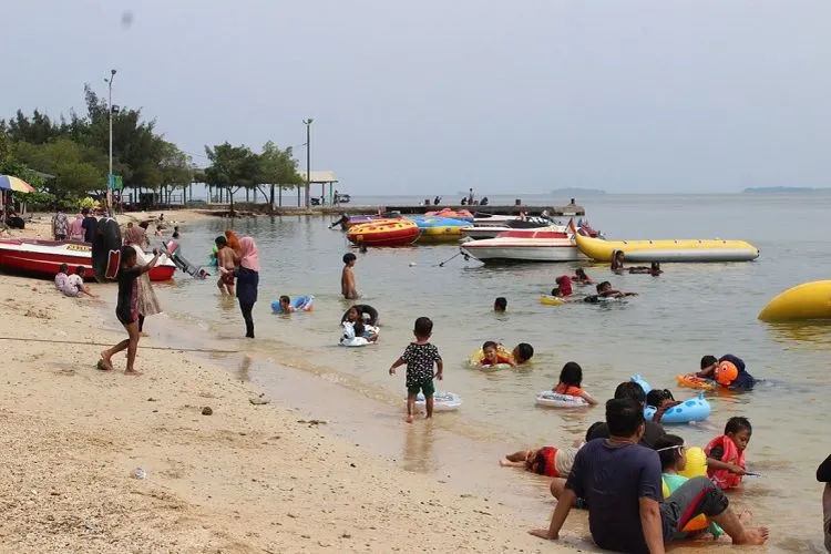para wisatawan sedang berlibur di salah satu pantai di Kepulauan Seribu / pulauseribu.jakarta.go.id