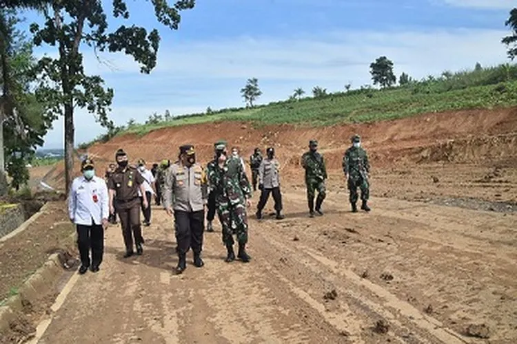 Jalur poros Tengah Timur telah selesai dibuka melalui program karya bakti bersama Kodim 0621 Kabupaten Bogor. (dok)