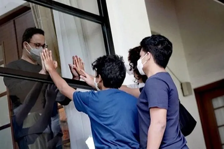Fery Farhati didampingi keempat anak mereka saat menjenguk antara lain Mutiara Annisa Baswedan, Mikail Azizi Baswedan, Kaisar Hakam Baswedan, dan Ismail Hakim Baswedan. (dok)