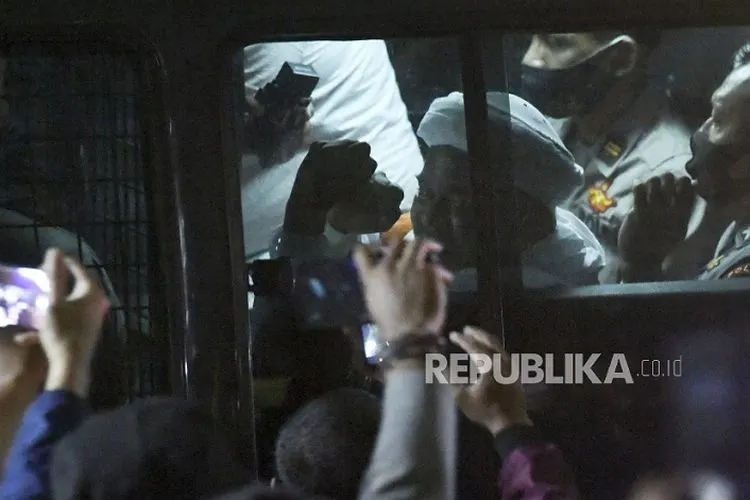 Penahanan terhadap Ketua FPI, Muhammad Rizieq Shihab usai dinyatakan sebagai tersangka dalam kasus kerumunan di Petamburan/ Republika