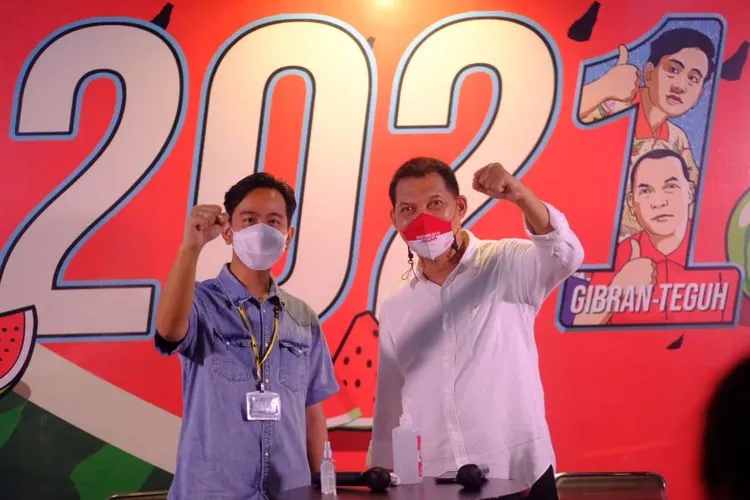 Gibran Rakabuming Raka - Teguh Prakosa saat jumpa pers di Posko Pemenangan di Manahan, Kota Solo, Rabu (9/12/2020). (dok)