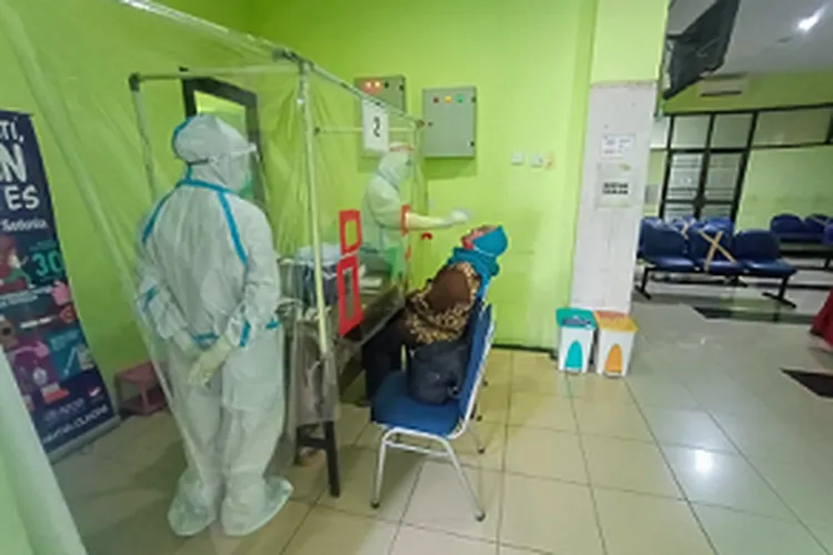 Warga Sukapura, Jakarta Utara, tengah melakukan tes swab massal di puskesmas/dok: utara.jakarta.go.id