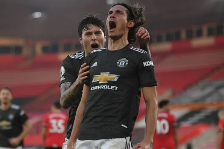 Penyerang Manchester United, Edinson Cavani (kanan) meluapkan emosinya setelah membobol gawang Southampton pada laga Liga Inggris 2020/2021 di St. Mary's Stadium, Minggu (29/11/2020) malam WIB. [MIKE HEWITT / POOL / AFP]