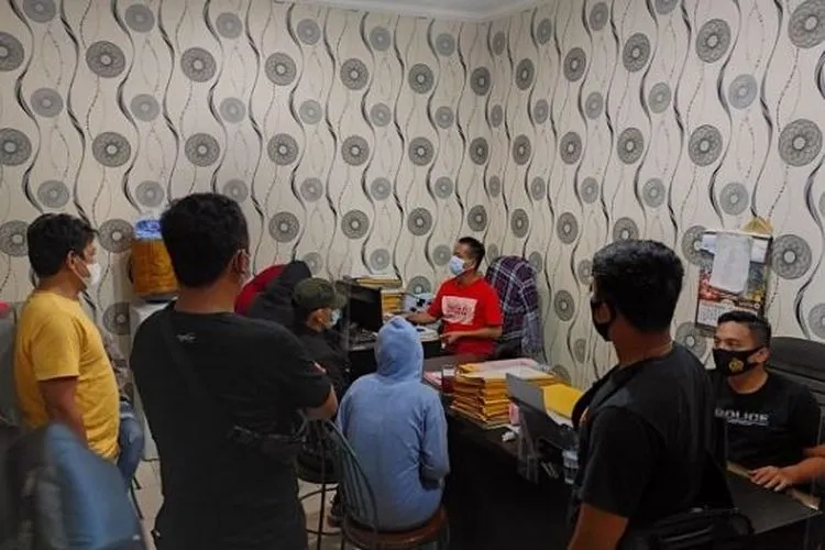Penampakan artis MA dan ST yang ditangkap polisi dalam kasus prostitusi online. (dok polisi)