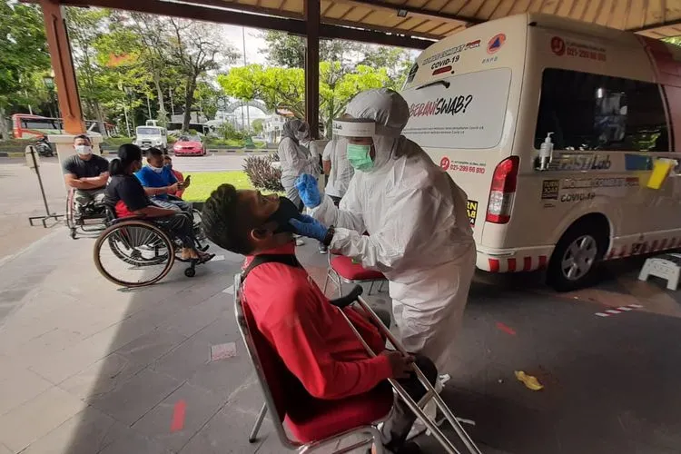 Atlet NPC Indonesia saat mengikuti swab test di KSPH, Kota Solo, Rabu (25/11/2020). (Ayojakarta.com/Budi Cahyono)