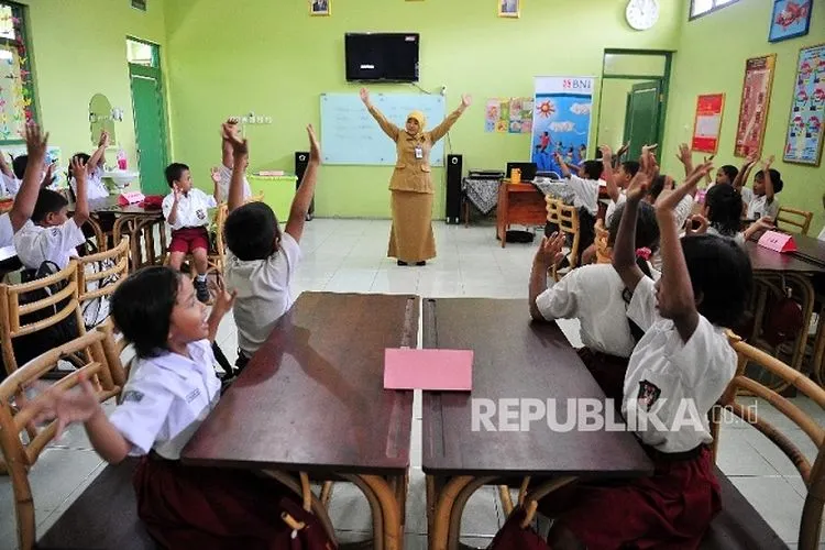 sebagai ilustrasi guru mengajar di kelas/ Republika