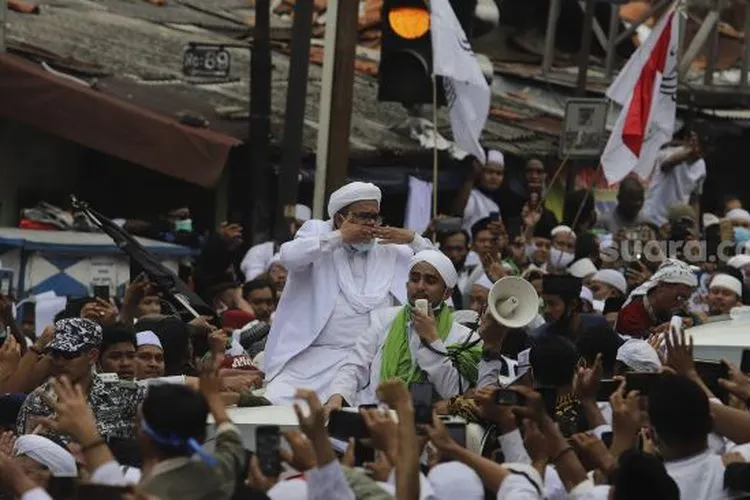 Imam Besar Front Pembela Islam (FPI) Habib Rizieq Shihab tiba di markas Front Pembela Islam, Petamburan, Jakarta, Selasa (10/11/2020). [Suara.com/Angga Budhiyanto]