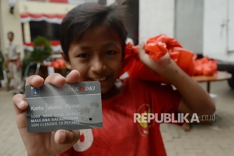[ilustrasi] Siswa menunjukkan KJP Plus (Republika)