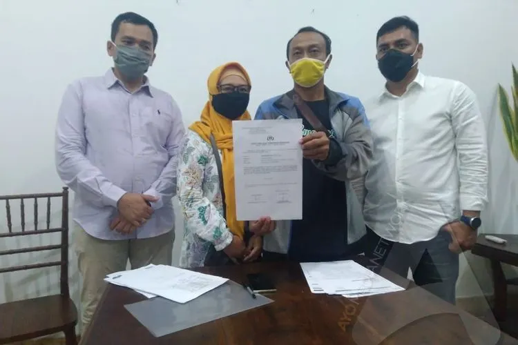Candraning Setyo didampingi kuasa hukumnya menunjukkan surat laporan dari Polresta Surakarta dalam jumpa pers, Jumat (13/11/2020), di Solo. (Ayojakarta/Budi Cahyono)