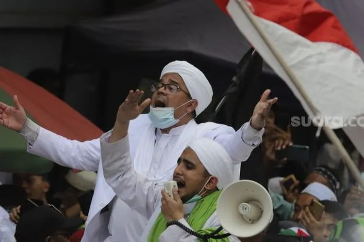 Imam Besar Front Pembela Islam (FPI) Habib Rizieq Shihab tiba di markas Front Pembela Islam, Petamburan, Jakarta, Selasa (10/11/2020). [Suara.com/Angga Budhiyanto]