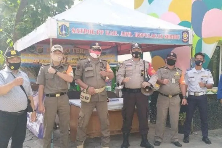 Petugas yang sedang melakukan pengawasan di Kelurahan Pulau Untung Jawa / beritajakarta.id