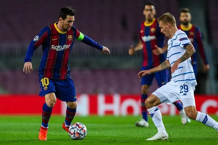 Lionel Messi menguasai bola dibayangi pemain Dynamo Kiev dalam laga Grup G Liga Champions di Champ Nou, Kamis (5/11/2020), dini hari WIB. (Twitter Barcelona)