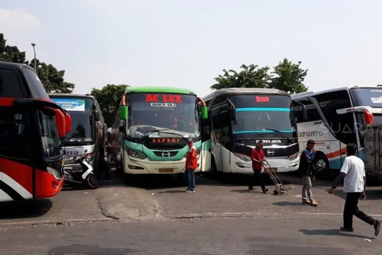 Calon penumpang menuju bus di Terminal Kalideres, Jakarta. (Suara.com/Novian)