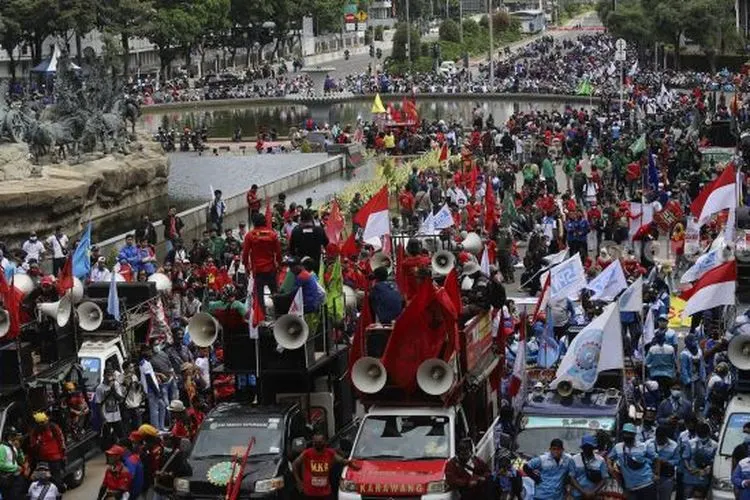 ilustrasi demo buruh/ Suara.com