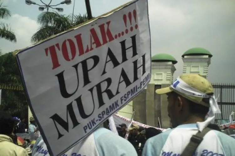 ilustrasi buruh menolak upah murah/ Republika
