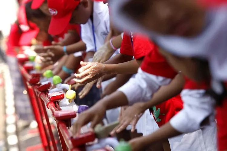 Cuci tangan salah satu cara menjaga kebersihan agar terhindar dari penularan Covid-19./Ayobandung.com