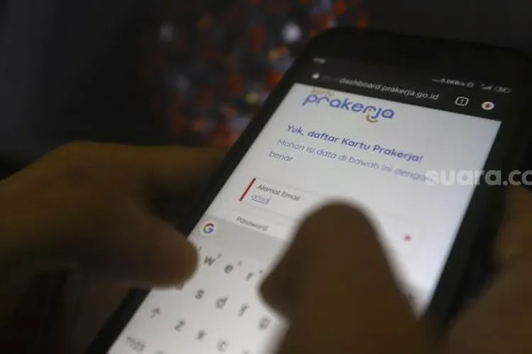 ilustrasi mengakses informasi Kartu Prakerja / suara.com