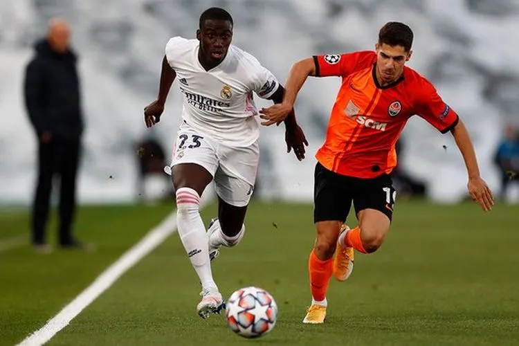 Pemain Real Madrid, Ferland Mendy dibayangi pemain Shaktar Donetsk. (Twitter Real Madrid)