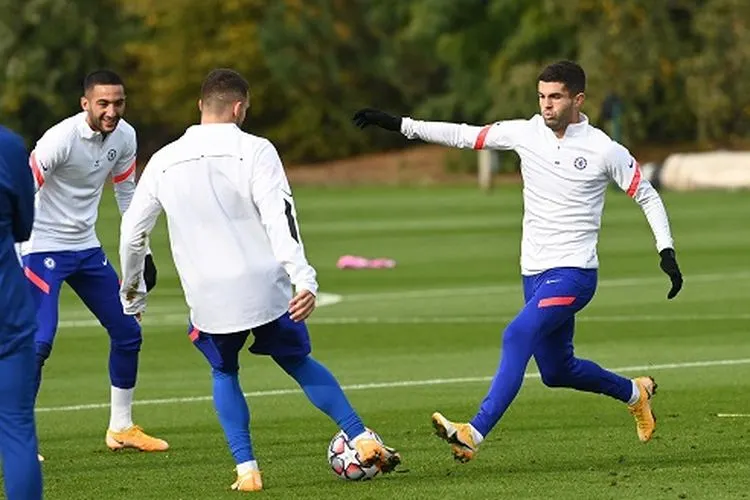 Pemain Chelsea saat sesi latihan jelang laga lawan Sevilla. (Twitter Chelsea)