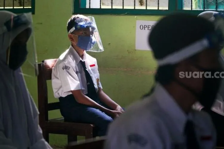 Percobaan PTM di Kabupaten Banyumas membuat siswa belajar dengan protokol kesehatan yang ketat/ Suara.com: Anang Firmansyah