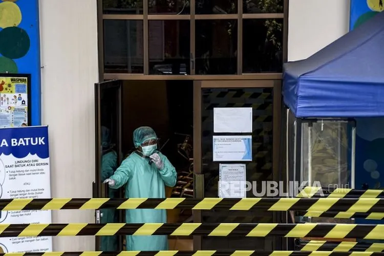 sebagai ilustrasi .Petugas kesehatan beraktivitas saat uji klinis fase tiga vaksin Covid-19 di Puskesmas Garuda, Jalan Dadali, Kota Bandung, Senin (14/9/2020).  Foto: Abdan Syakura/Republika