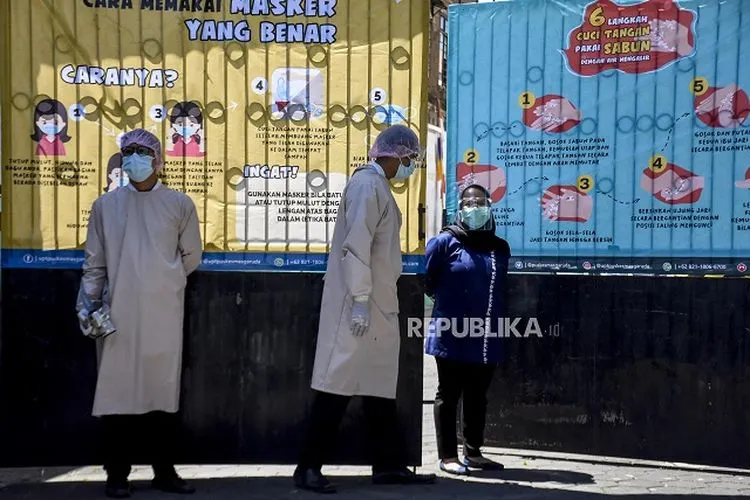 Sebagai ilustrasi. Petugas kesehatan beraktivitas saat pelaksanaan Uji Klinis Vaksin Covid-19 di Puskesmas Garuda, Jalan Dadali, Kota Bandung, Selasa (25/8/2020). | Republika: Abdan Syakura