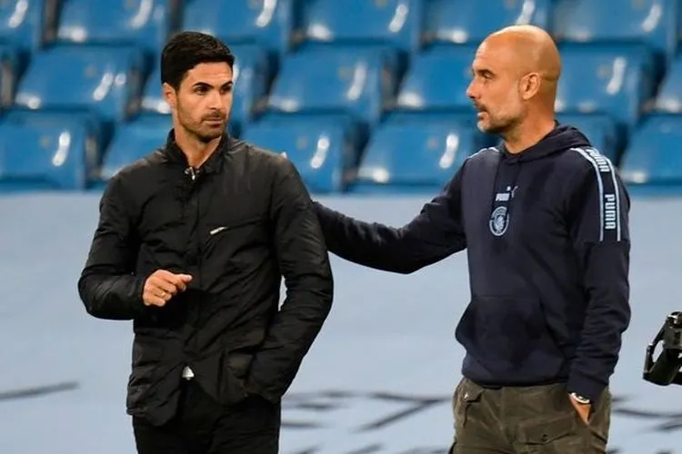 Pelatih Arsenal Mikel Arteta (kiri) dan pelatih Manchester City Pep Guardiola