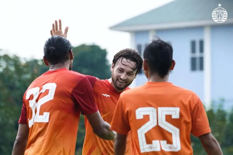 Pemain Persija berselebrasi dalam partai uji coba lawan Persija EPA di lapangan PSAU, Halim, Jakarta (16/10/2020) pagi. (dok Persija)