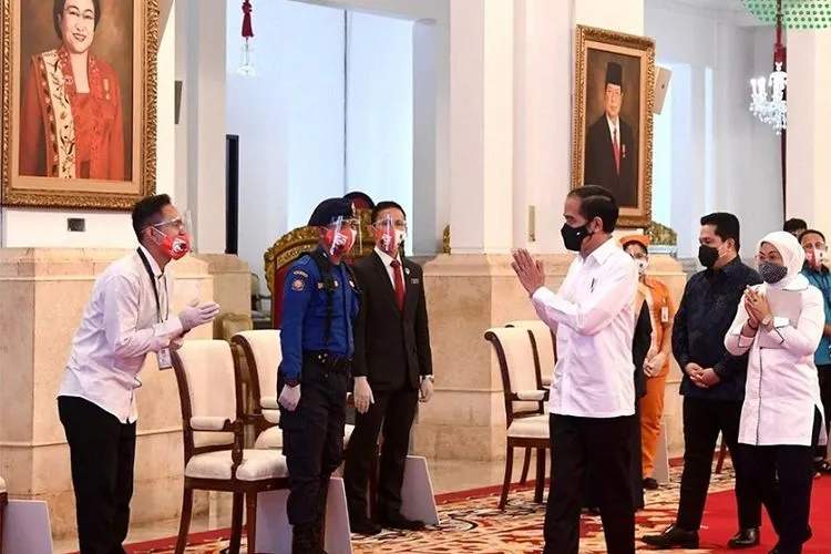 Presiden Joko Widodo menyapa pekerja formal yang menerima bantuan subsidi upah (BSU), semula disebut bantuan langsung tunai (BLT), dalam acara di Istana Negara, 27 Agustus 2020/twitter @BPJSTKinfo