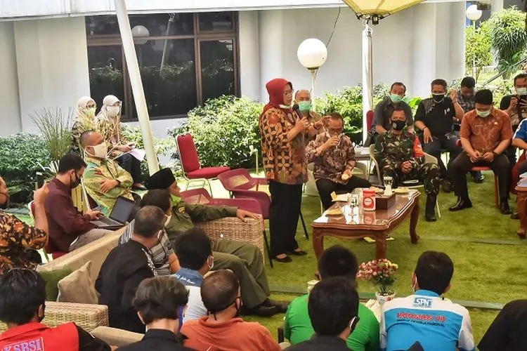 Bupati Bogor, Ade Yasin menghadiri Dialog Ketenagakerjaan di Kabupaten Bogor bersama para ketua serikat pekerja dan ketua serikat buruh se-Kabupaten Bogor, Kamis (15/10/2020), (dok)