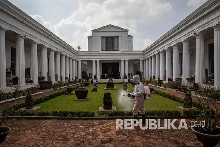 Petugas menyemprotkan cairan disinfektan di Gedung Museum Nasional Jakarta. (dok Republika)