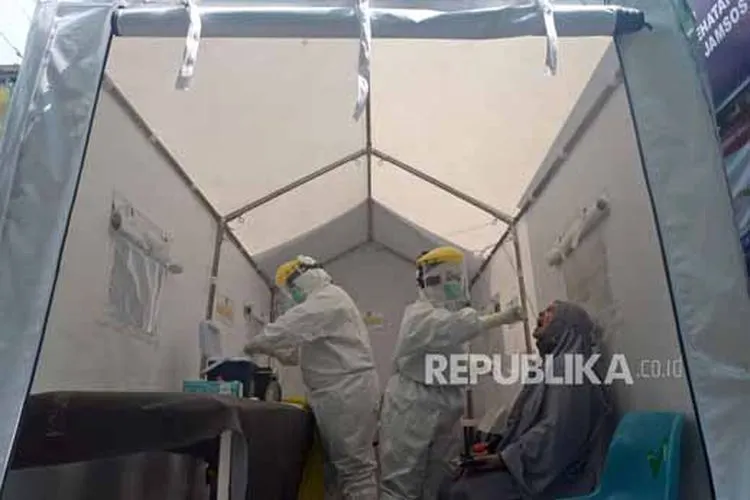 Petugas medis melakukan tes usap atau swab test terhadap warga (ilustrasi) Foto: Prayogi/Republika