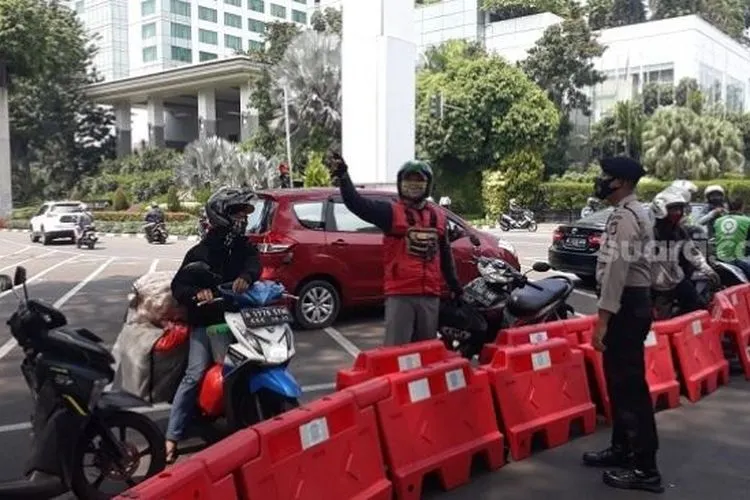 Pengalihan arus di sekitar gedung DPR RI, Kamis (8/10/2020). (Suara.com/Bagaskara)