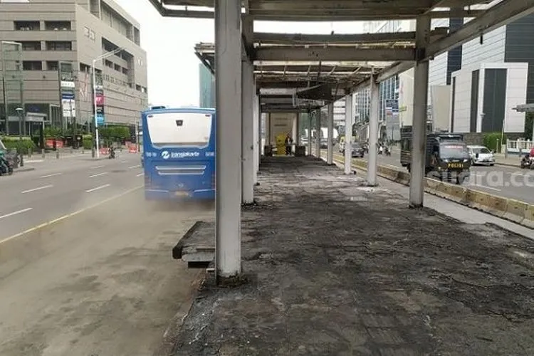 Kondisi halte TransJakarta di Bundaran HI setelah dibakar massa saat demo tolak Omnibus Law, Kamis kemarin. (Suara.com/Stephanus Aranditio)