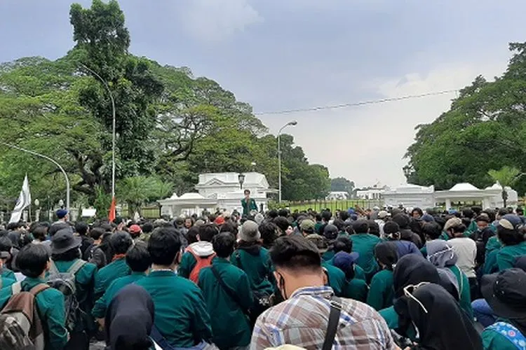 Mahasiswa berorasi di depan Istana Bogor menyuarakan penolakan UU Cipta Kerja, Kamis (8/10/2020). (Ayojakarta/Husnul Khatimah)