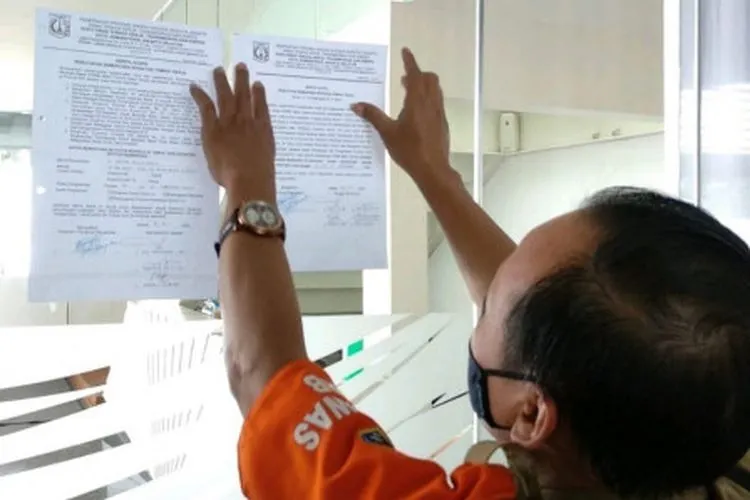 Sudin Nakertrans dan Energi Jakarta Selatan menutup salah satu perusahaan yang langgar protokol kesehatan/dok: beritajakarta.id