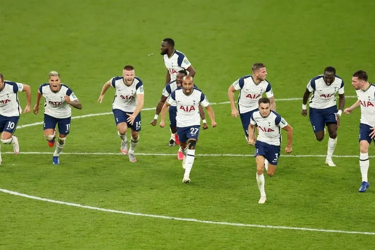 Pemain Tottenham Hotspur merayakan kemenangan usai lolos lewat drama adu penalti di Piala Liga Inggris, Selasa (29/9/2020) waktu setempat. (dok Twitter Tottenham official)