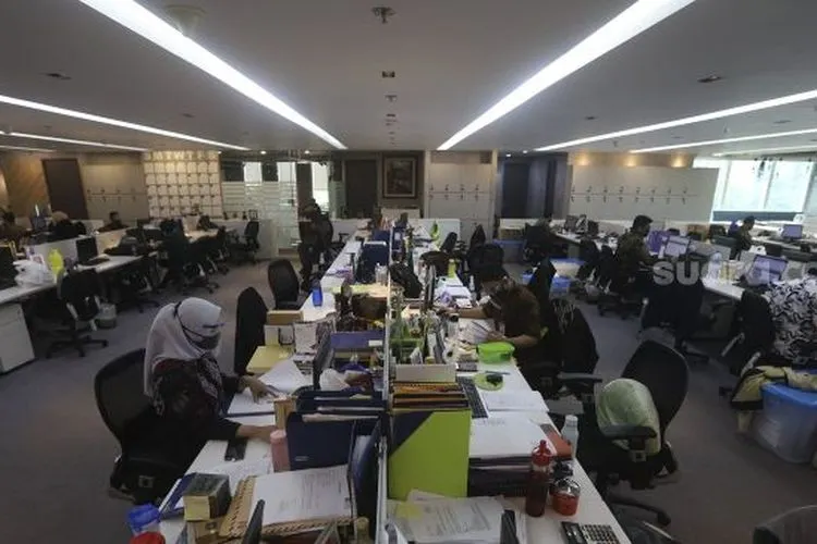 Pekerja beraktivitas di salah satu perkantoran di kawasan Sudirman, Jakarta, Senin (14/9/2020). [Suara.com/Angga Budhiyanto]