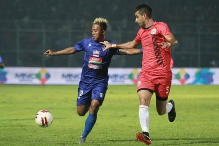 Bek Persija Jakarta, Otavio Dutra membayangi striker Arema FC, Kushedya Hari Yudo saat bertemu di fase grup Piala Gubernur Jatim, awal tahun ini. (dok Persija)