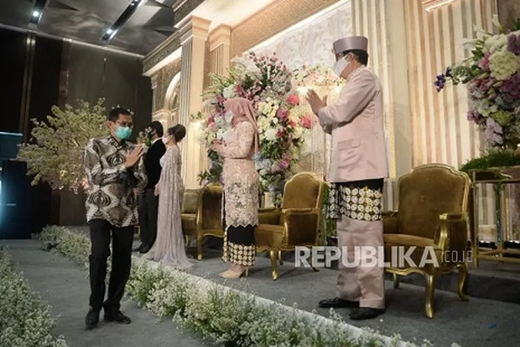 Resepsi pernikahan yang menerapkan protokol kesehatan (ilustrasi). Pemprov DKI Jakarta memberi respons atas temuan Tim Pakar Satgas Penanganan Covid-19 yang menyebut resepsi pernikahan di Jakarta jadi klaster baru penyebaran Covid-19.  Foto: Prayogi/Republika