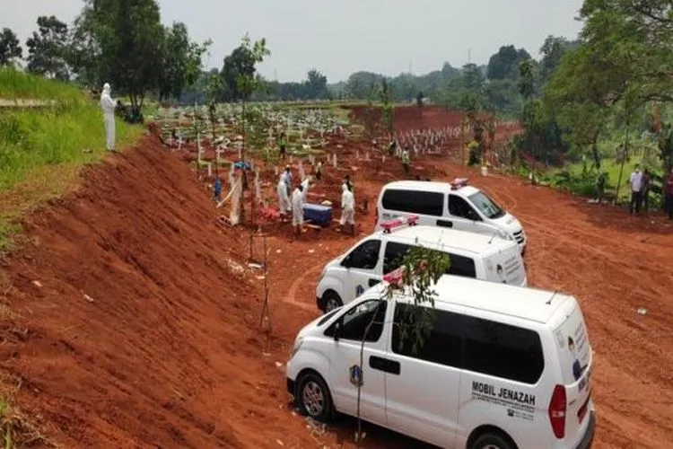 kondisi TPU Pondok Ranggon Jaktim diprediksi penuh dua bulan kedepan jika angka kematian akibat corona tak menunjukkan penurunan/ Suara.com