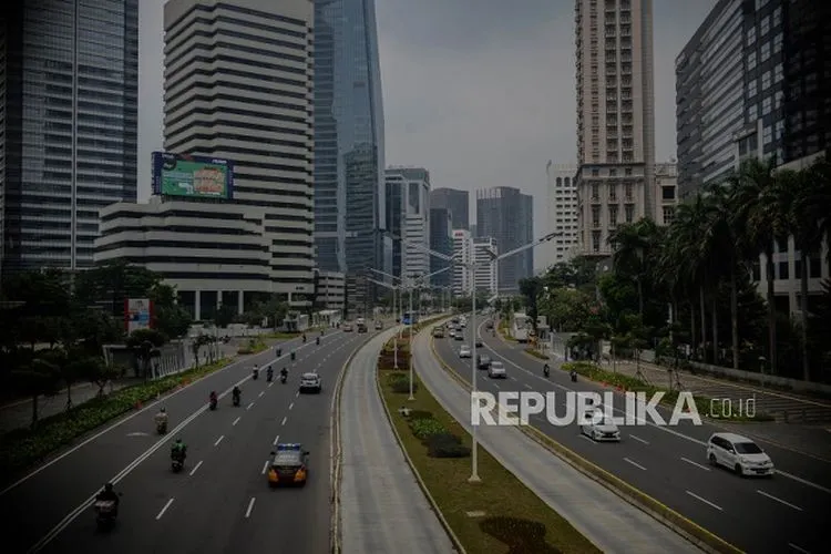 ruas di Jalan Jenderal Sudirman lengang saat PSBB fase II. Lonjakan kasus corona membuat DKI Jakarta kembali menerapkan PSBB Ketat/ Republika