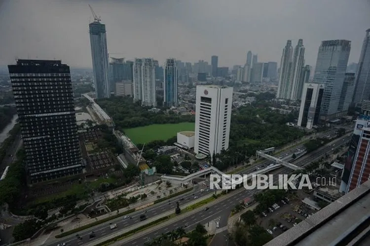 wabah corona menyebabkan segala aktifitas menjadi dibatasi dan melakukannya dari rumah/ Republika