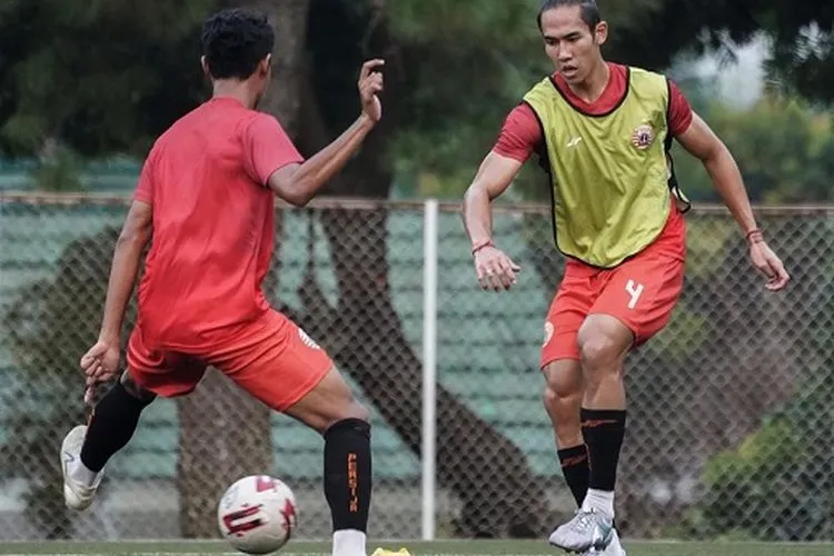 Ryuji Utomo menguasai bola dalam sesi latihan tim. (dok media Persija)