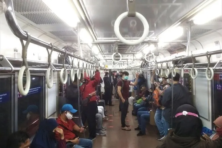 Suasana lengang pemberangkatan KRL jalur 1 jurusan Bogor, Stasiun Tebet, Jakarta Selatan,  saat jam sore.  (Ayojakarta/Aini Tartinia)