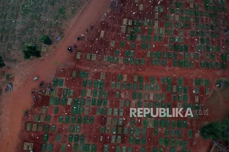 Foto aerial makam Covid-19 di TPU Pondok Ranggon, Jakarta.  Foto: Republika/Thoudy Badai