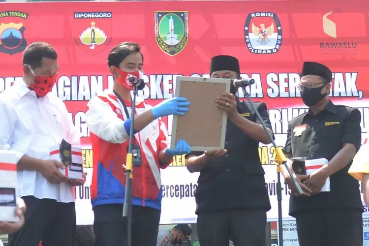 Pasangan Gibran Rakabuming Raka – Teguh Prakosa dan Bagyo Wahyono-FX Supardjo (Bajo) membacakan deklarasi untuk mematuhi protokol kesehatan di Solo, Jawa Tengah, Kamis (10/9/2020). (Ayojakarta.com/Budi Cahyono)