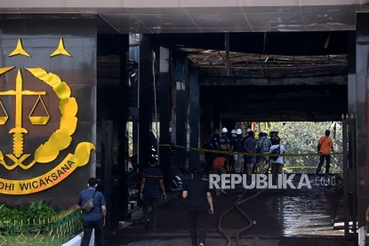 Polisi berjaga di gedung utama Kejaksaan Agung yang terbakar Foto: Prayogi/Republika