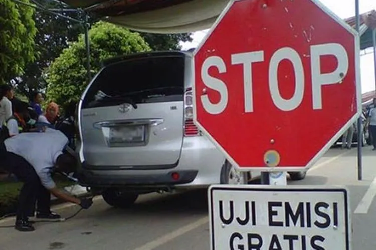 Dinas Lingkungan Hidup DKI Jakarta menggelar uji emisi grati setiap Selasa dan Kamis sampai dengan Desember 2020/