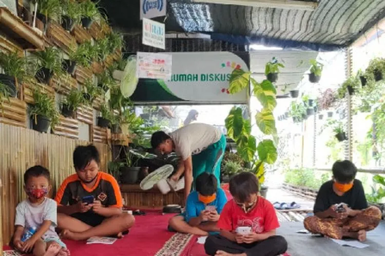 Anak-anak memanfaatkan jaringan jakWIFI. (dok Beritajakarta.id)